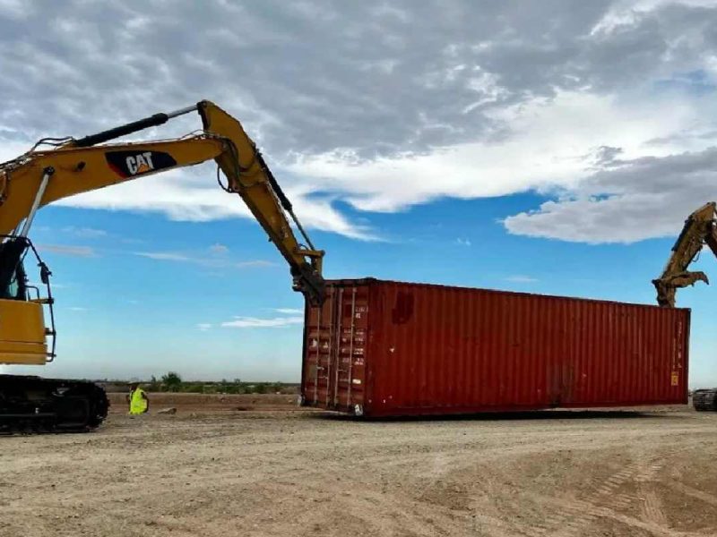 El gobernador Ducey ha insistido en la utilidad de los contenedores.