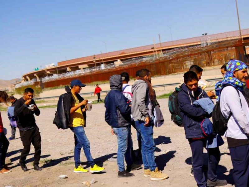 Migrantes venezolanos, algunos expulsados de EEUU a México bajo el Título 42, hacen fila en la frontera