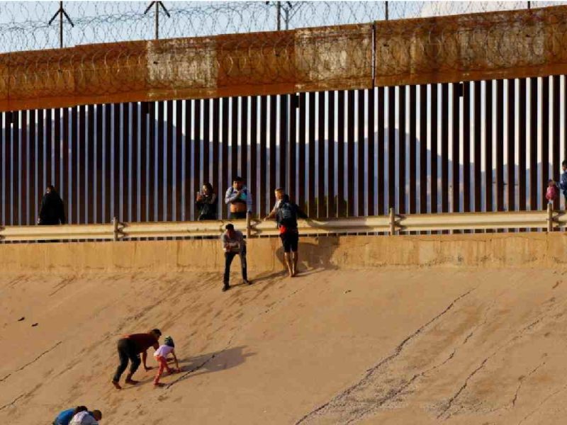 Migrantes que buscan asilo en Estados Unidos salen del río Bravo para cruzar la frontera
