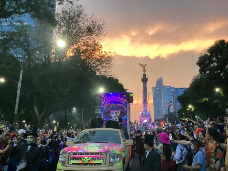 A pocos días antes de noviembre. Ya se siente el ambiente de Día de Muertos con la Mega Procesión de Catrinas 2022.