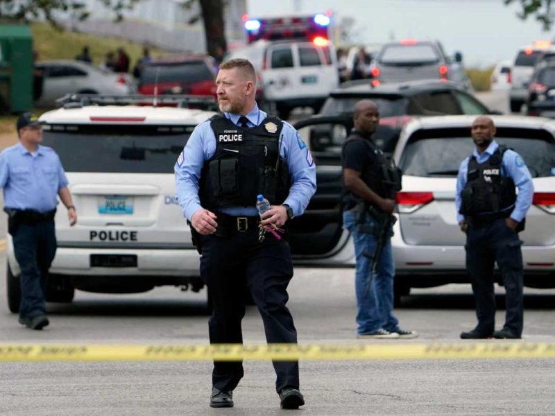 La policía investiga la escena de un tiroteo en la Escuela Secundaria Central de Artes Visuales y Escénicas el lunes 24 de octubre de 2022 en St. Luis