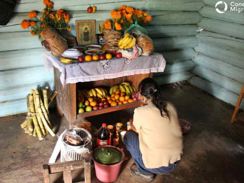 En Santa Cruz Nundaco, Oaxaca, Luisa Ávila prepara su altar por el Día de Muertos con la comida preferida para sus padres, hermanos y demás seres queridos que ya no están con ella.