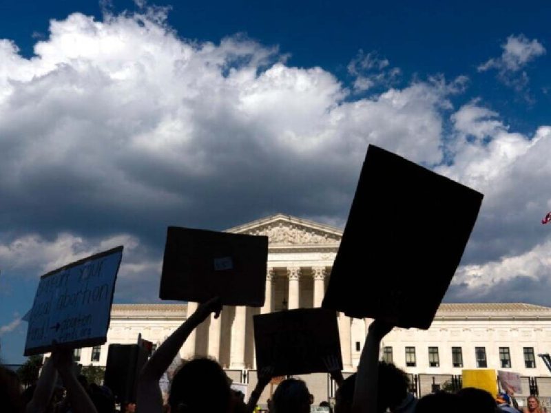 Activistas por el derecho al aborto protestan frente a la Corte Suprema en Washington, el 25 de junio de 2022.