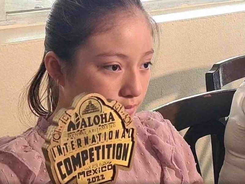 Michelle es la niña mexicana que ganó tercer lugar en el Campeonato Mundial de Matemáticas.