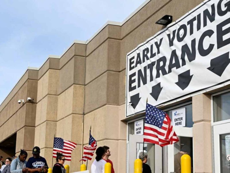Los residentes hacen fila para emitir sus votos para las elecciones de mitad de período de USA en 2022 en Ohio