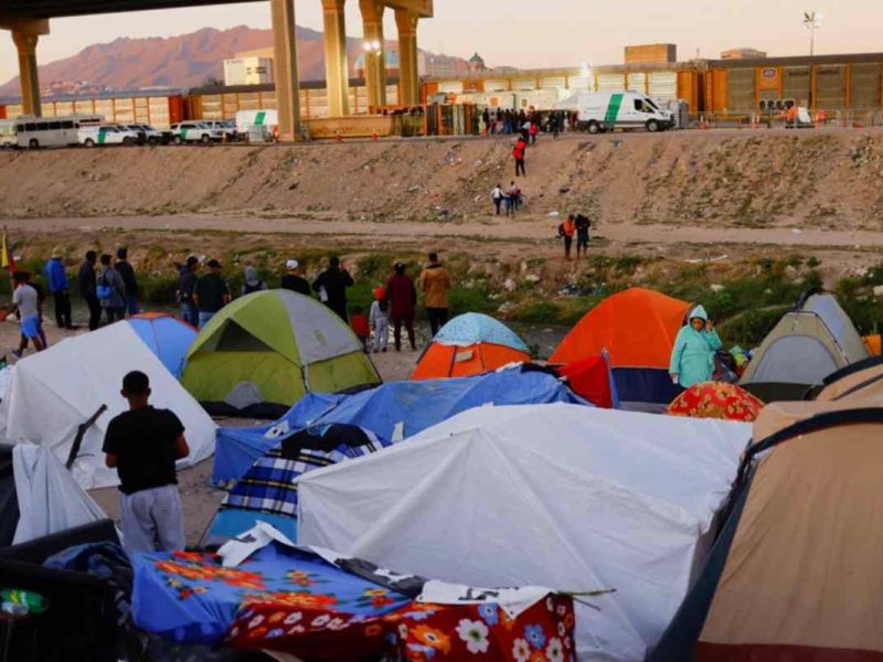 Debido a la falta de albergues en Tijuana, muchos migrantes venezolanos tuvieron que dormir en la calle