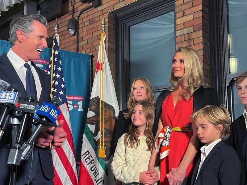 Gavin Newsom agradece por convertirse en gobernador de California de nuevo.