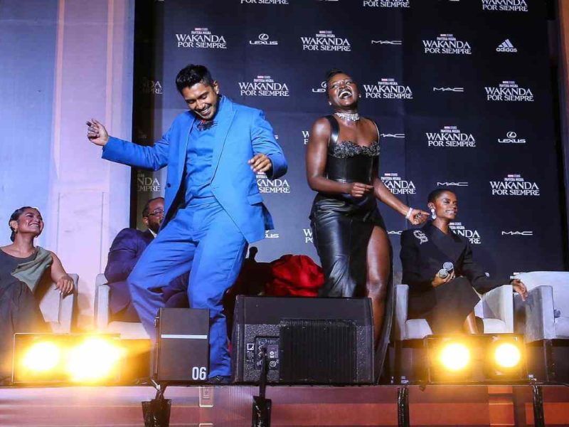 Tenoch Huerta baila cumbia durante la premiere de Black Panther: Wakanda Forever.