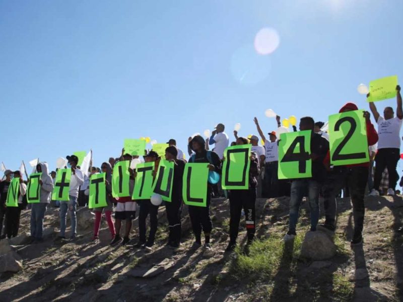 Migrantes venezolanos protestan exigiendo que no apliquen el Título 42 a venezolanos y otros migrantes, cerca de la frontera entre México y Estados Unidos