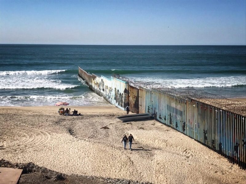 Migrantes cruzan muro desde el mar