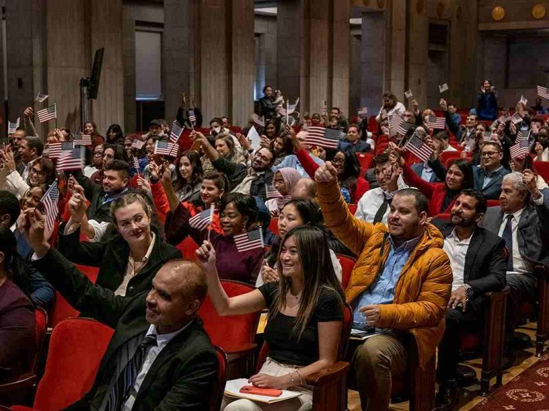 Las peticiones de ciudadanía también se han visto afectadas por el atraso de USCIS