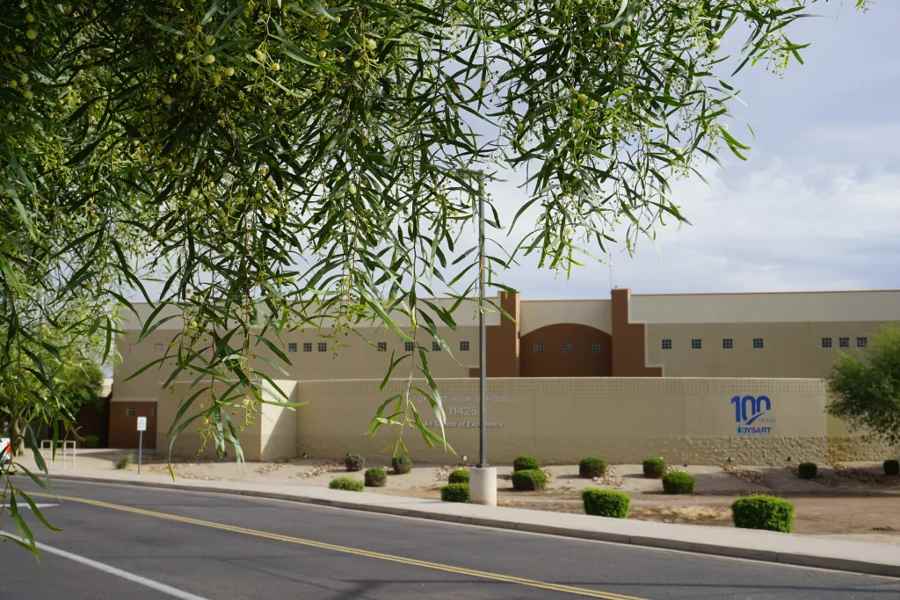 Los estudiantes de Dysart High School describen suspensiones de rutina por llegar tarde a la escuela. Mientras están suspendidos, los estudiantes pasan el día en una habitación con un ayudante de maestro donde deben permanecer en silencio y trabajar solos. Credit: Isaac Stone Simonelli/AZCIR