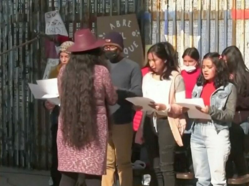 Feligreses cantando villancicos en la Posada Sin Fronteras.
