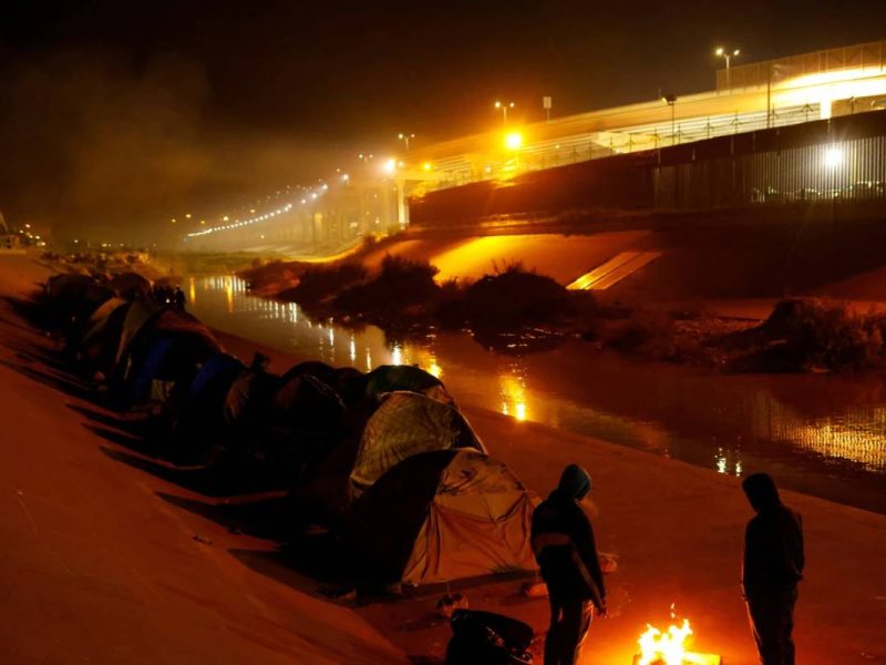 Migrantes venezolanos aguardan para cruzar a Estados Unidos en la ribera del Río Bravo