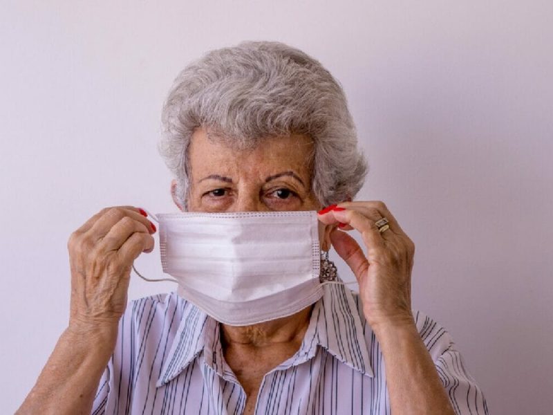 Los adultos mayores son los más vulnerables en la nueva ola de COVID-19.