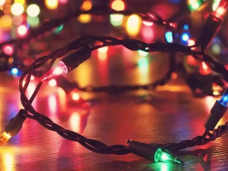 Si una cuerda (o una tira de luces) es larga, flexible y está expuesta a agitaciones, es más probable que se formen nudos en ella.