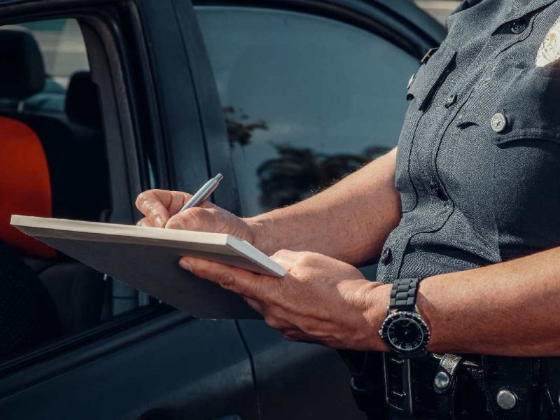 ¿Pueden deportarme por una multa de tránsito?