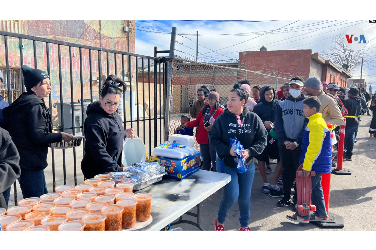 Los voluntarios ayudan en lo que pueden en los refugios. | Foto: Voz de América.