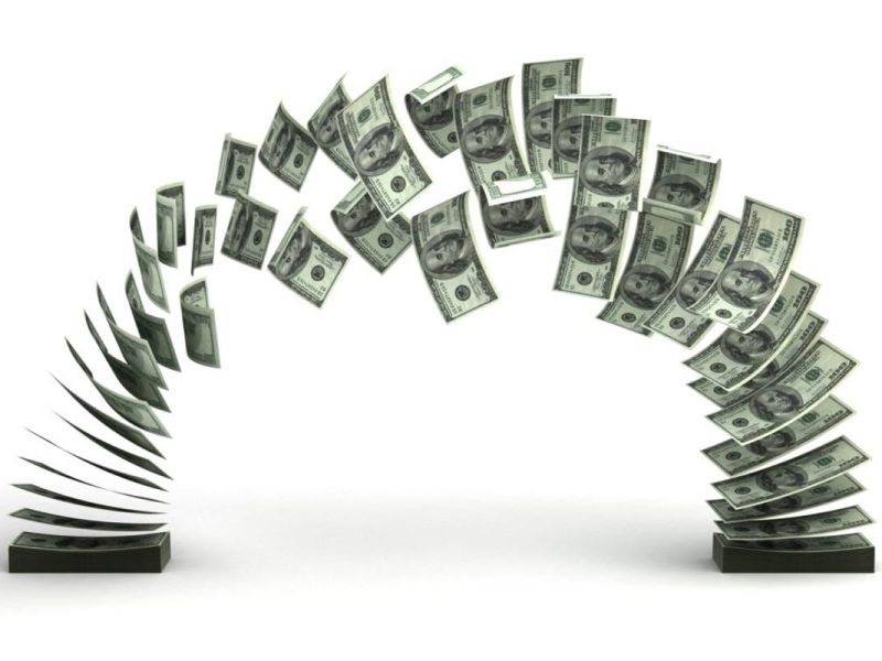 El envío de remesas ha sido el negociazo de muchas empresas por las altas comisiones que le cobran a los paisanos cuando envían.