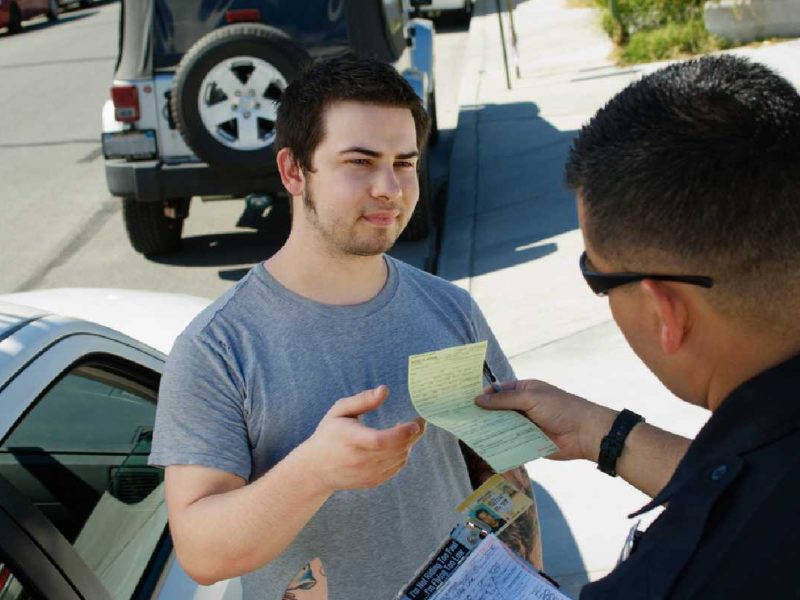 ¿Cuáles son las causas para recibir una multa de tránsito en EE.UU.?