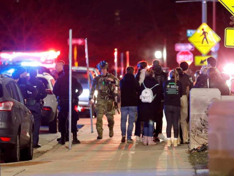 El lunes por la noche hubi un tiroteo en Michigan alrededor de las 8:00 p.m. en una unviersidad.