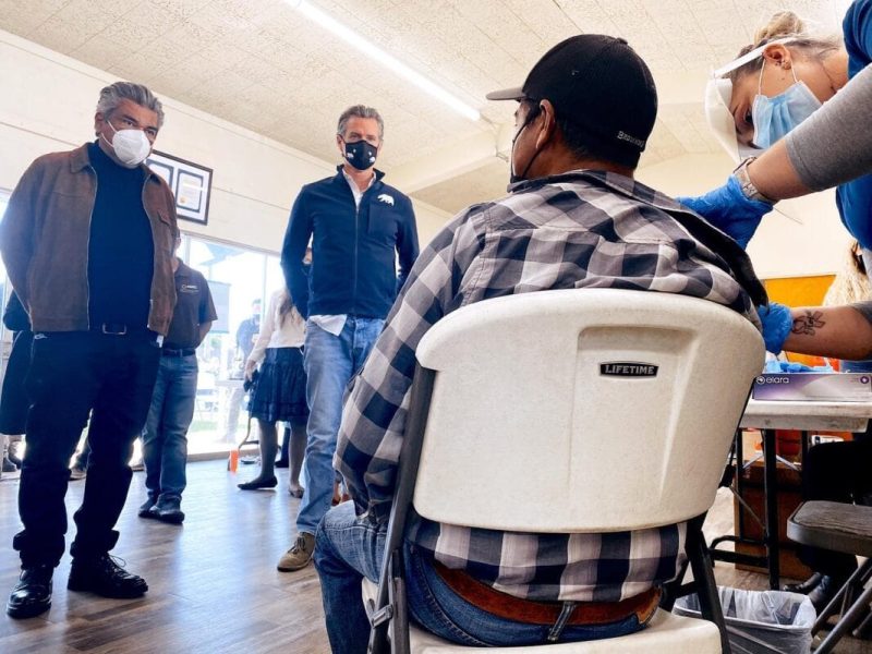 Sin dinero para vacunas y pruebas Covid de migrantes en California