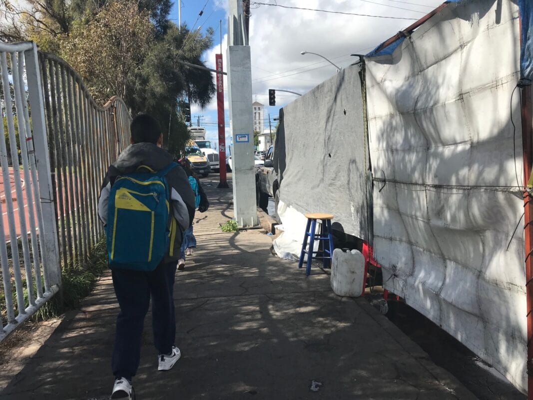 Desde el albergue donde viven niños migrantes caminan hacia su escuela 