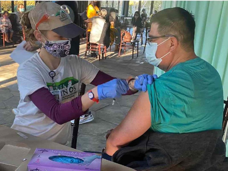 Si eres migrante y no tienes seguro de salud puedes acceder a las clínicas comunitarias para recibir atención médica a bajo costo.