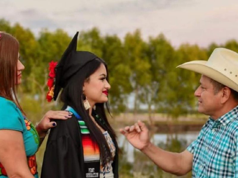 Patricia Rodríguez diseña hermosas estolas y parches con el estilo particular mexicano