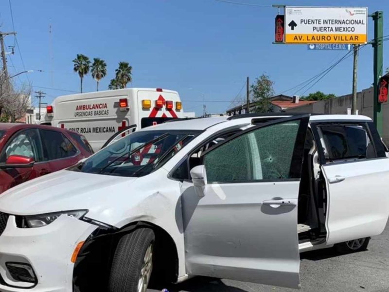Un miembro de las fuerzas de seguridad mexicanas junto a una minivan blanca con placas de Carolina del Norte y varios agujeros de bala, en la escena del crimen donde hombres armados secuestraron a cuatro ciudadanos estadounidenses