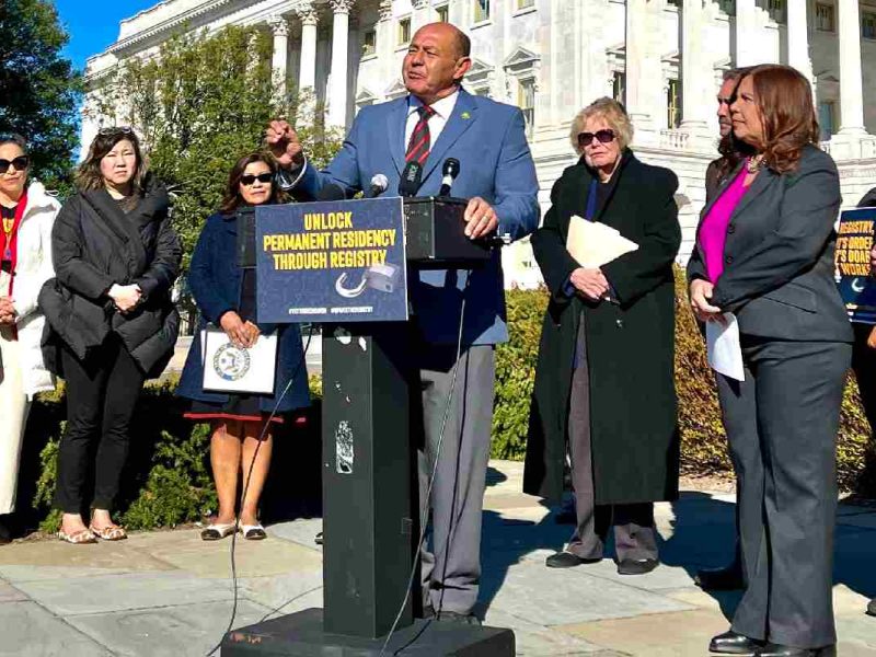 El representante Lou Correa propuso una actualización a una antigua reforma migratoria.