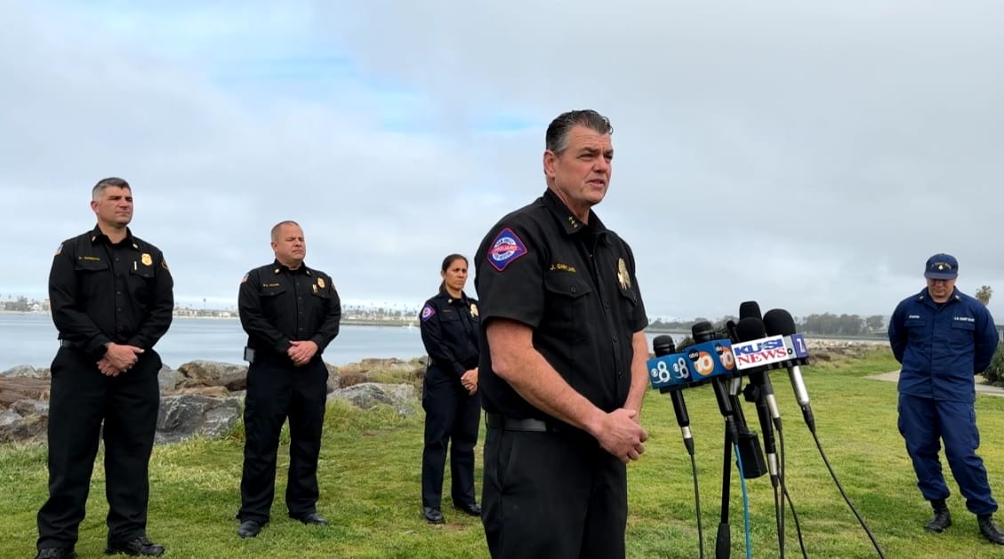 El jefe de Salvavidas de San Diego, James Gartland, reporta el hallazgo de los ocho cuerpos