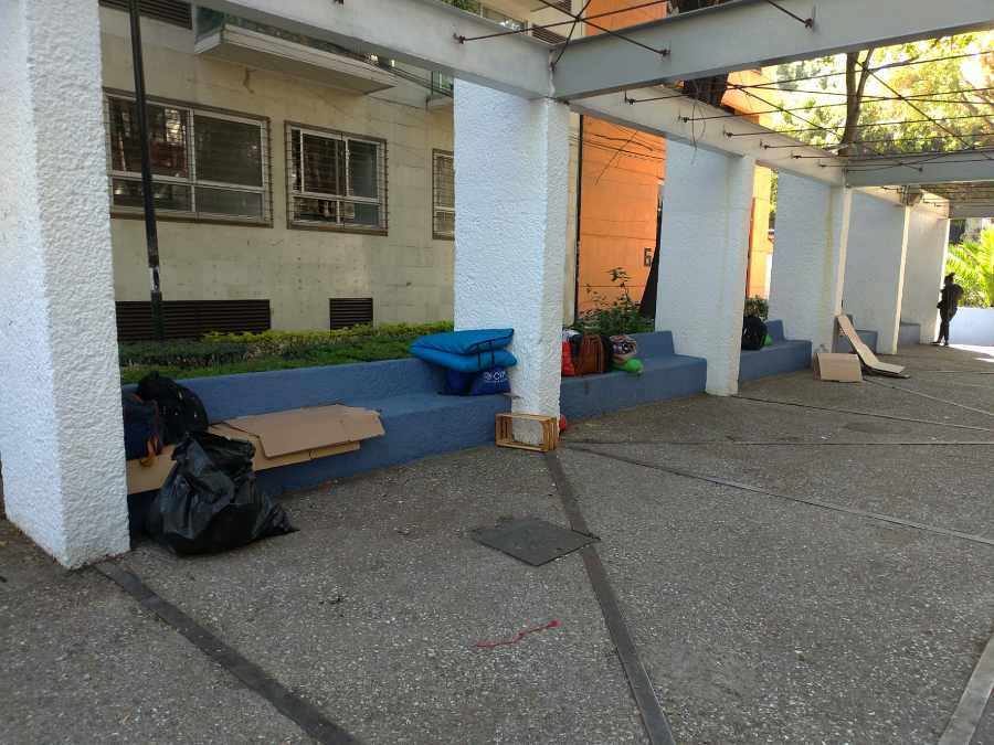 Todas las mañanas, los migrantes la CDMX se levantan, recogen lo mejor que pueden sus artículos y se forman en la oficina de la Comar a la espera de una cita o de una respuesta de su caso. | Foto: Abel Domínguez / Conexión Migrante