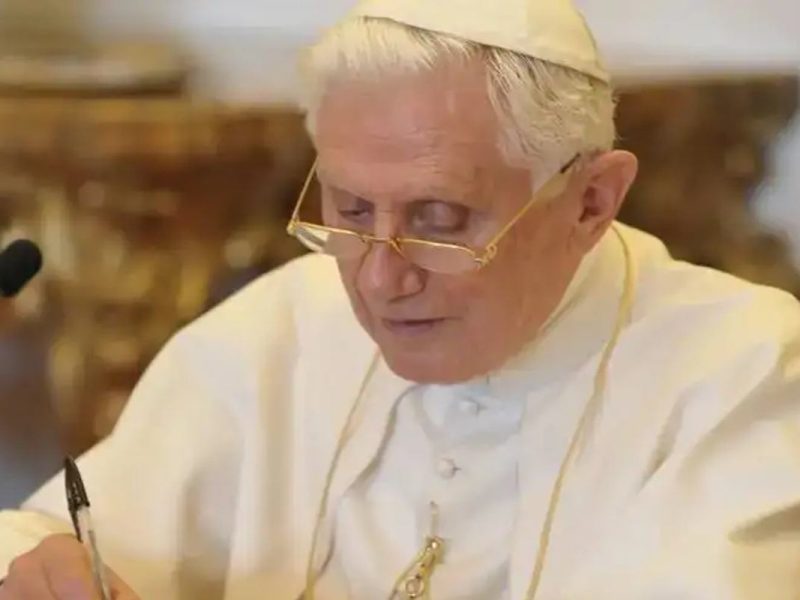 Benedicto XVl no olvidó a nadie en su herencia, todos eran cercanos colaboradores