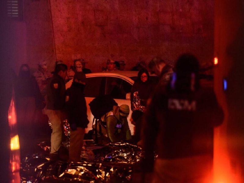 Peritos revisan los cuerpos de los migrantes fallecidos en el incendio de Ciudad Juárez.