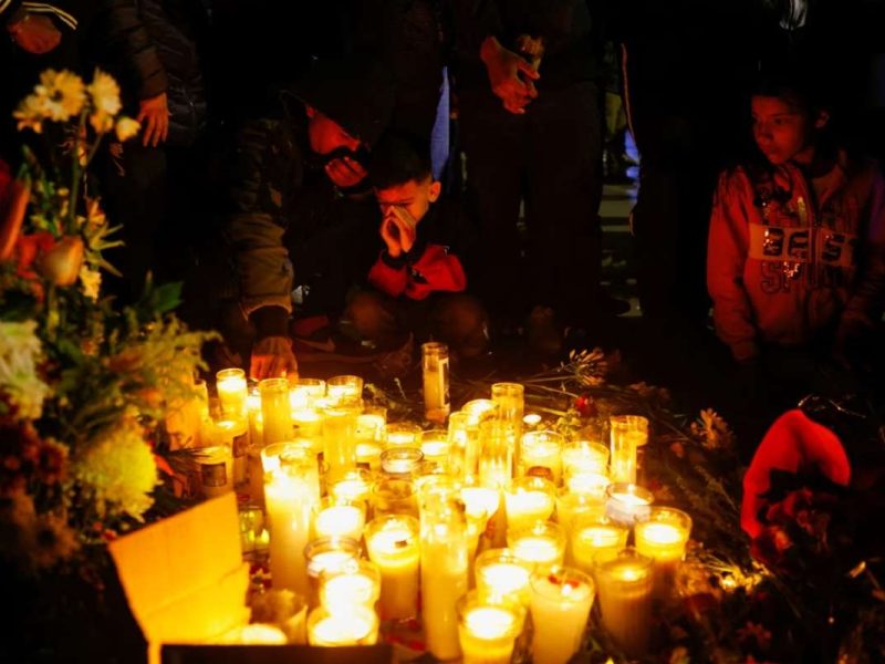 Familiares de los migrantes muertos en el incendio de Ciudad Juárez hicieron vigilia frente a la estación.