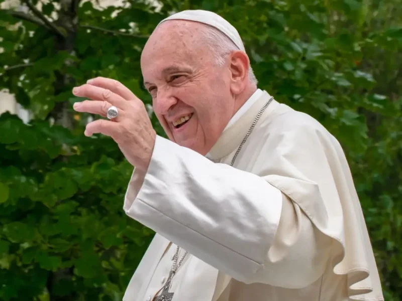 Durante la mañana de hoy el Papa Francisco leyó el periódico y retomó algunas de sus labores. Foto: depositphotos.