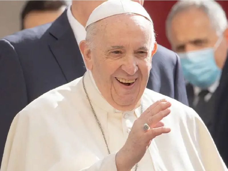 Todavía estoy vivo; Papa Francisco bromea al salir del hospital.
