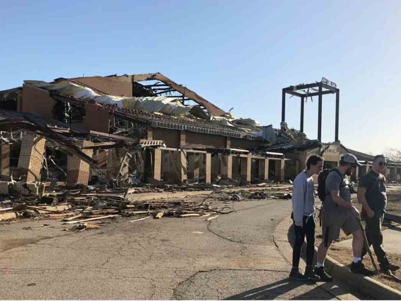 Una escuela secundaria Wynne quedó destruida tras el paso de los tornados que azotaron a Estados Unidos el viernes.