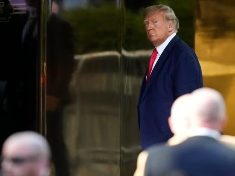 Esta fue la cara del expresidente Donald Trump al llegar a la Torre Trump el lunes 3 de abril de 2023.