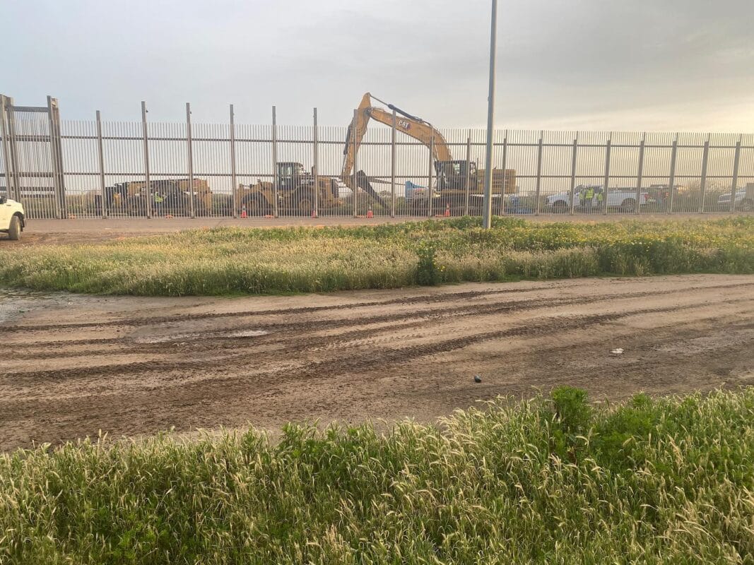Protesta pacífica ante instalación del nuevo muro 