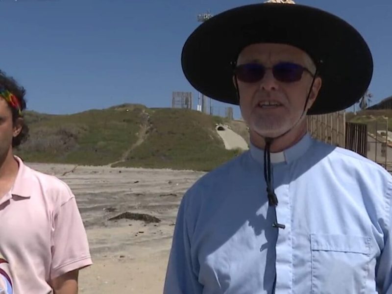 Multan a activistas por celebrar misa en muro, en Tijuana