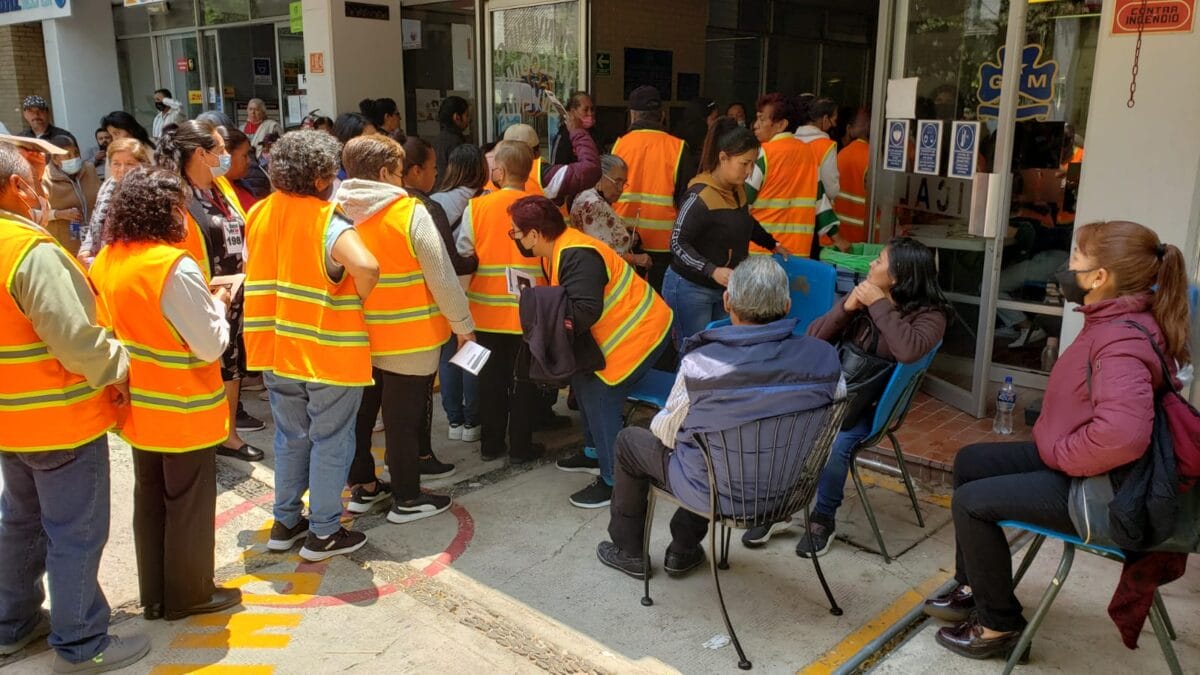 386 padres se reunieron para hacer el trámite de su visa. | Foto: Conexión Migrante.