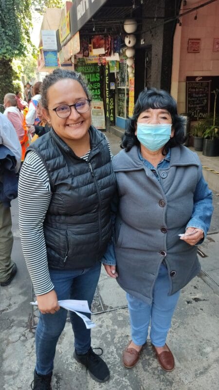 María de Jesús Villafuerte y su hija. | Foto: Conexión Migrante.