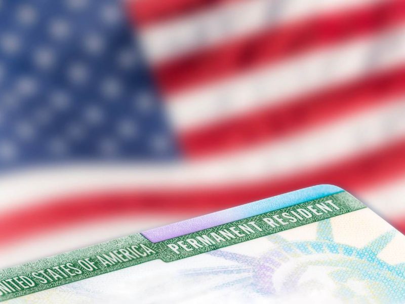 Aunque no es lo mismo ser residente permanente que ciudadano, tener una Green Card tiene varios beneficios