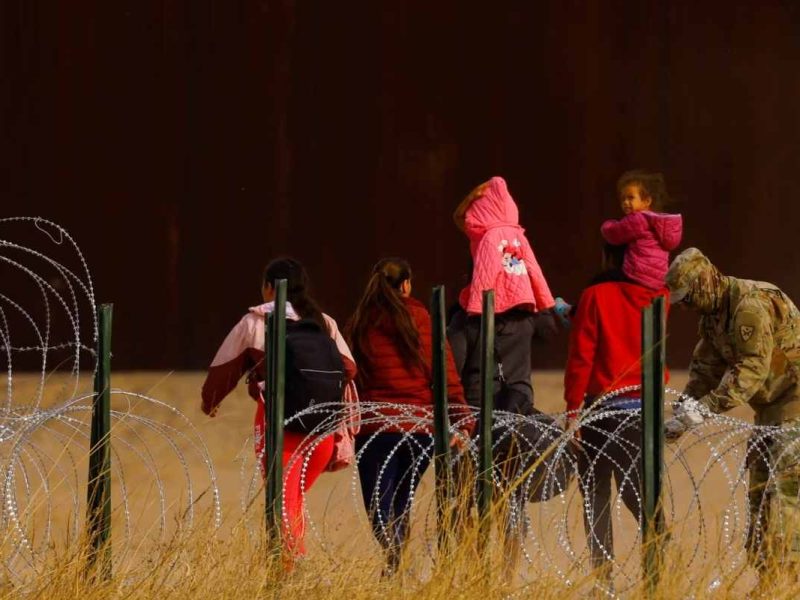 Un miembro de la Guardia Nacional de Texas coloca alambre de púas a orillas del río Bravo, frontera entre EEUU y México, con el propósito de reforzar la seguridad fronteriza e inhibir el cruce de migrantes