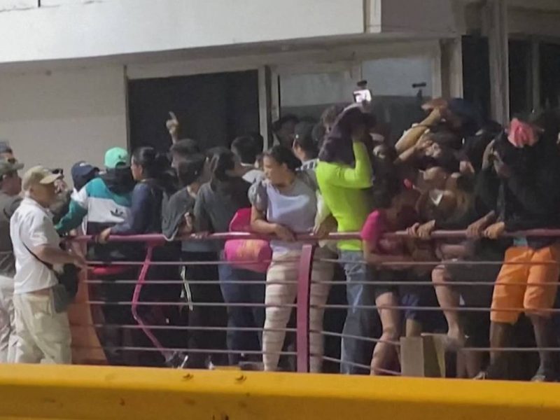 Estampida de migrantes venezolanos intentaron entrar a la fuerza a EE.UU.
