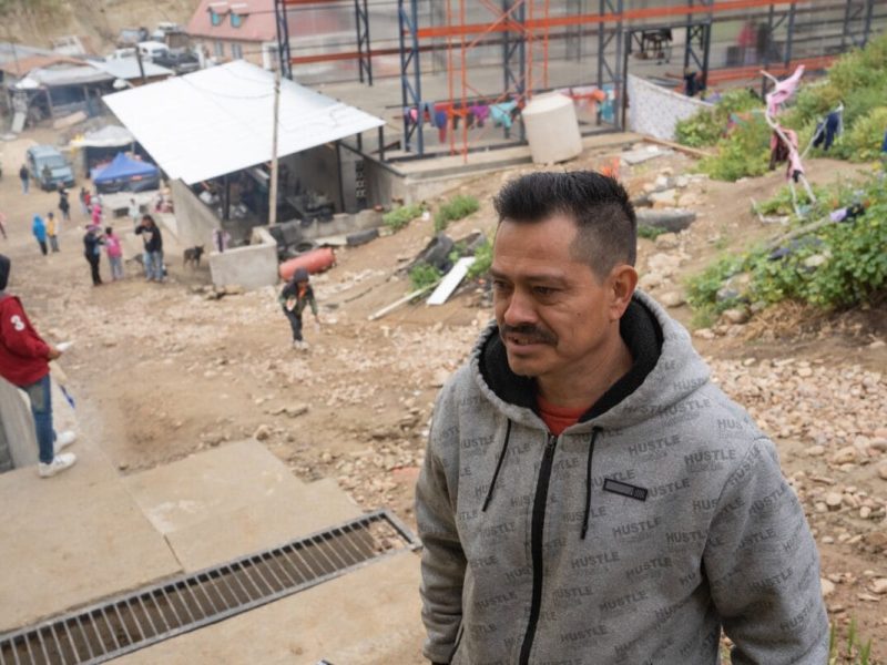 Los desplazó el narco y ahora da clases a niños migrantes