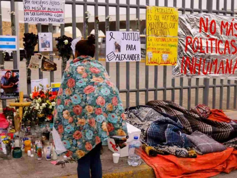Varios migrantes durmieron a las afueras de la estación migratoria del INM en Ciudad Juárez.