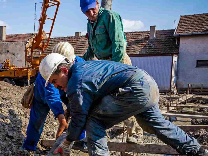 Para aplicar a este trabajo de construcción en Canadá solo debes tener un año de experiencia | Foto: imagen de archivo de depositphotos